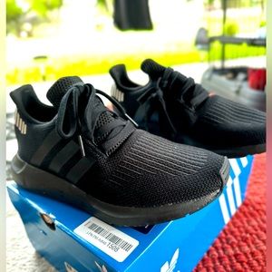 Adidas 8.5 women’s sneaker BNIB